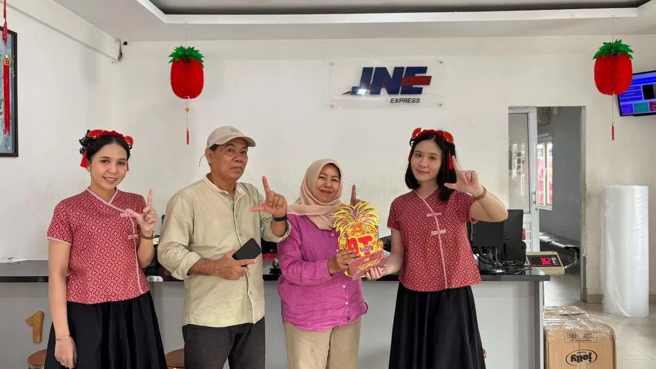 JNE Semarakkan Imlek 2026, Promo Ongkir 50 Persen hingga Angpau untuk Pelanggan (Kliksolonews/dok)