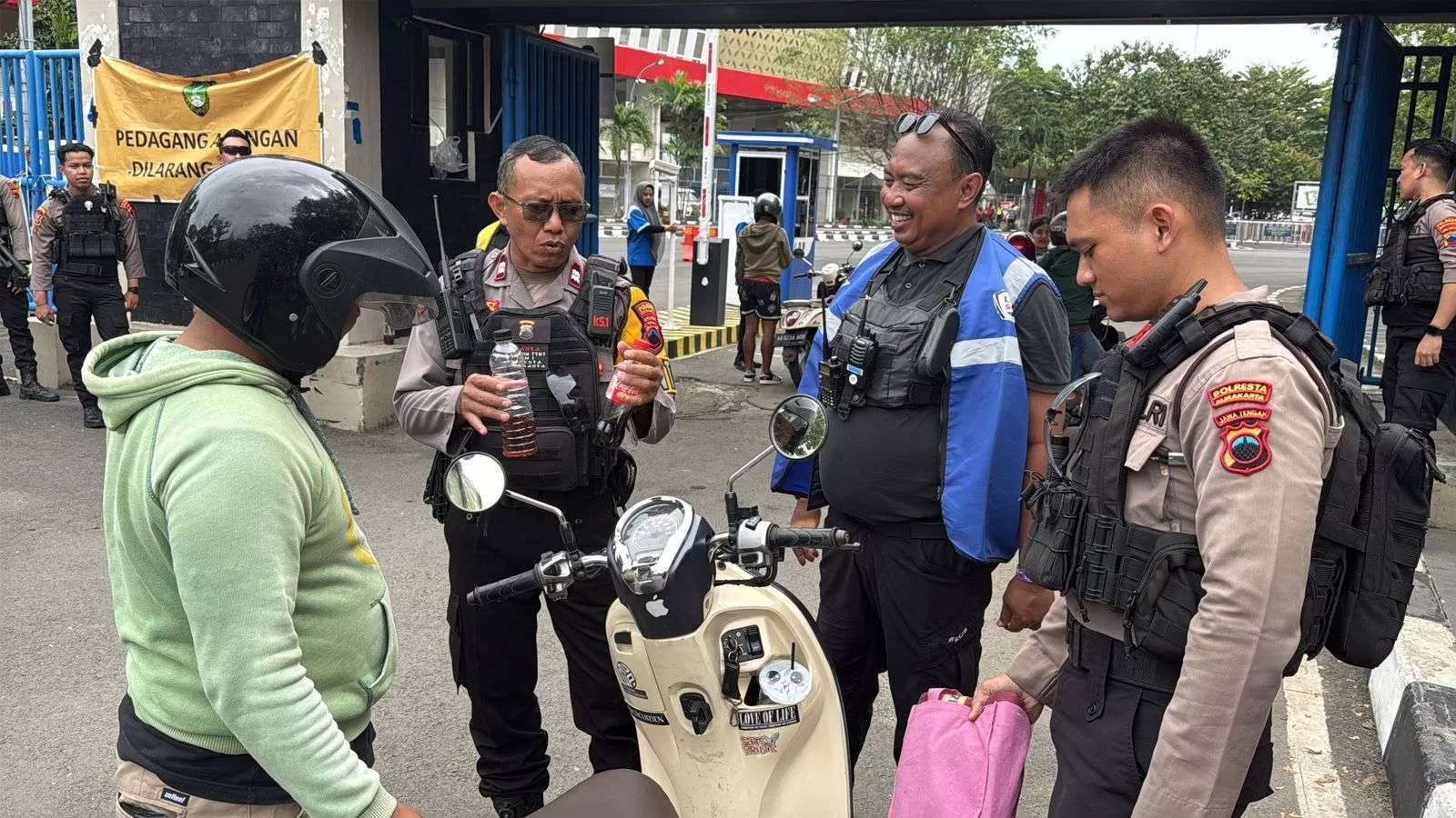 Tim Sparta Polresta Surakarta Amankan Dua Suporter Bawa Arak di Gate C Stadion Manahan. (KlikSoloNews/dok)