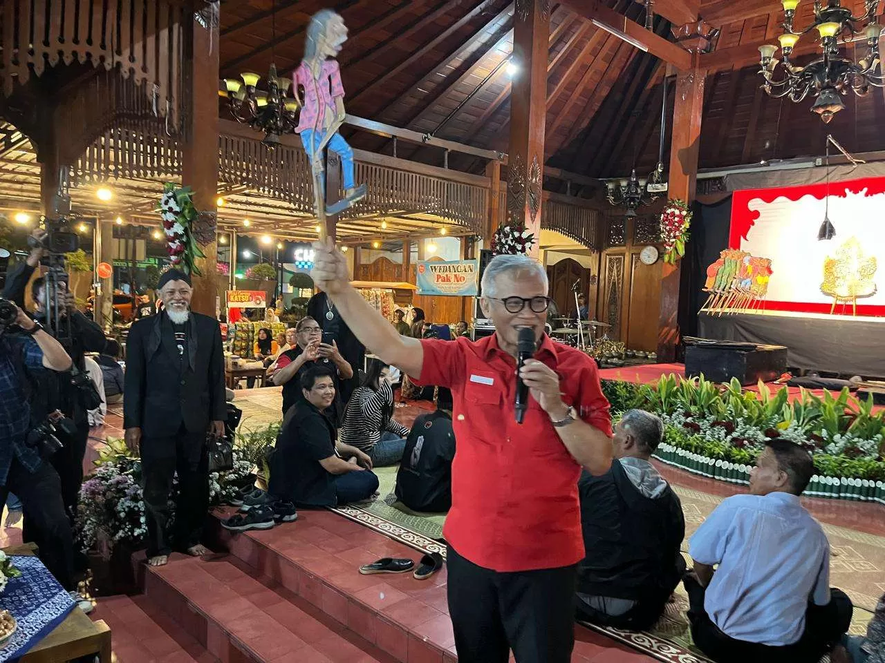 Rayakan HUT ke-53, PDIP Kota Solo Angkat Suara Wong Cilik Lewat Wayang Kampung Sebelah. (KlikSoloNews/Adhirajsa)