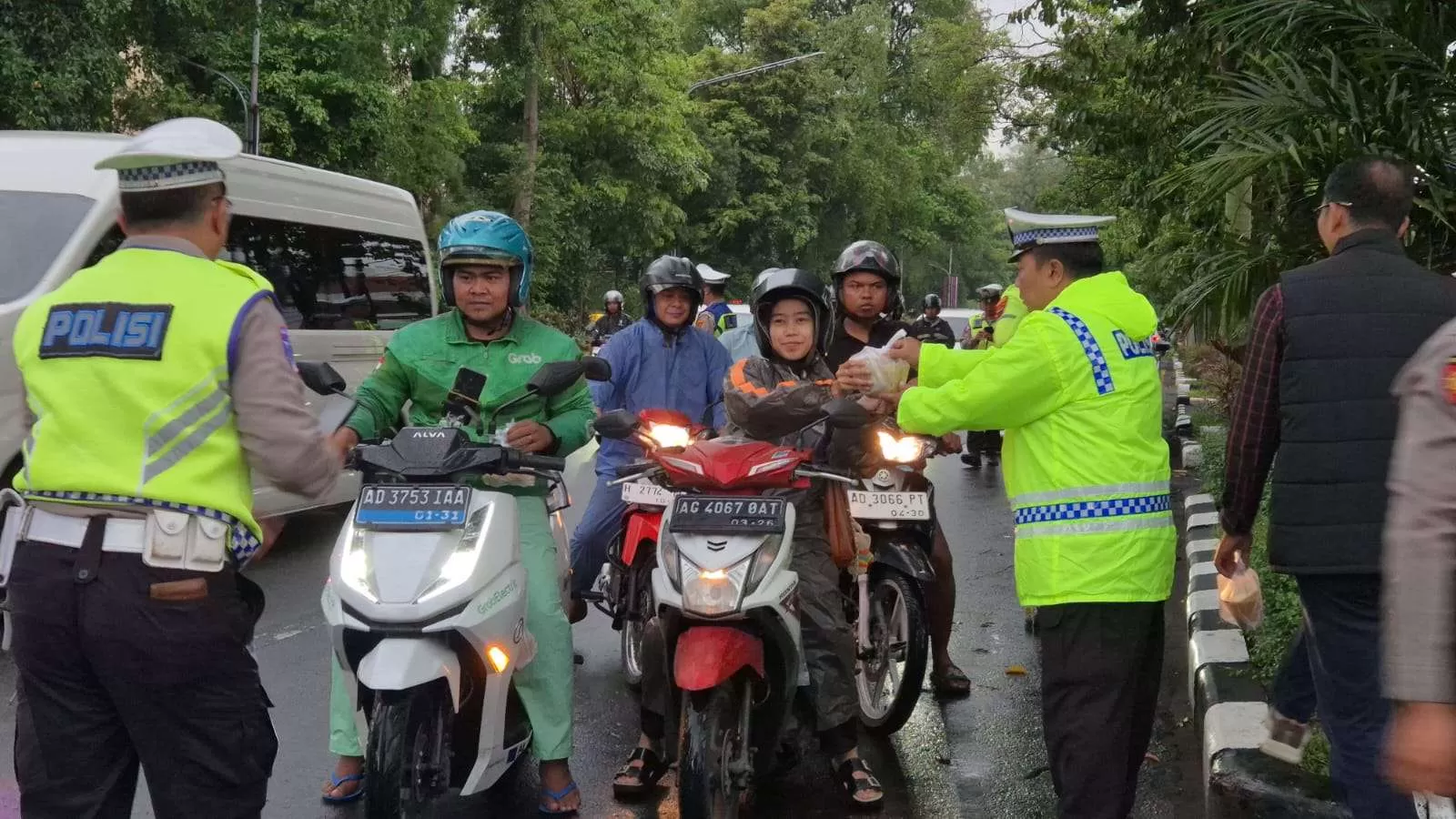  Berbagi di Waktu Senja, Ratusan Pengendara Terima Takjil dari Polresta Surakarta. (KlikSoloNews/dok)