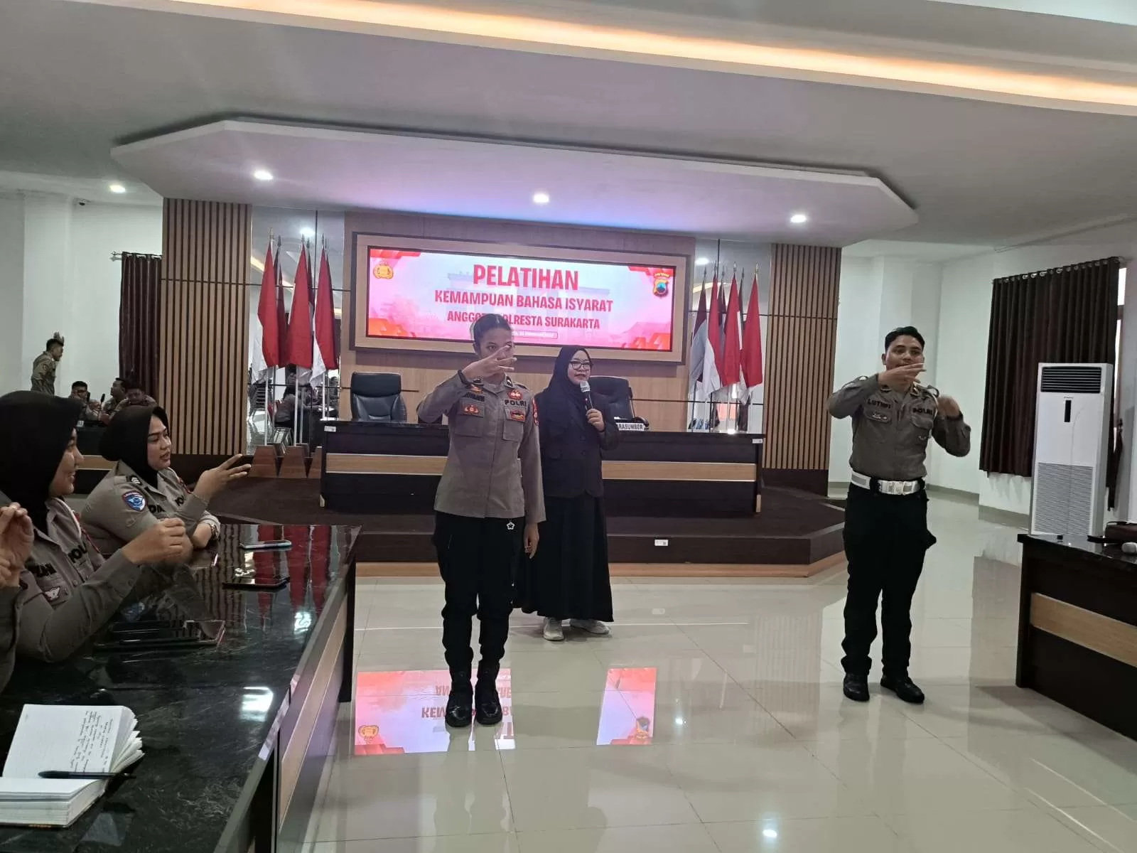 Dukung Pelayanan Ramah Disabilitas, Polresta Surakarta Adakan Pelatihan Bahasa Isyarat. (KlikSoloNews/dok)