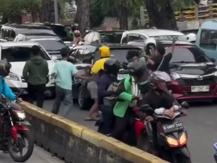 Mobil Lawan Arah di Pasar Baru Timur Tabrak Sejumlah Kendaraan, Sempat Jadi Sasaran Amuk Massa. (KlikSoloNews/dok)