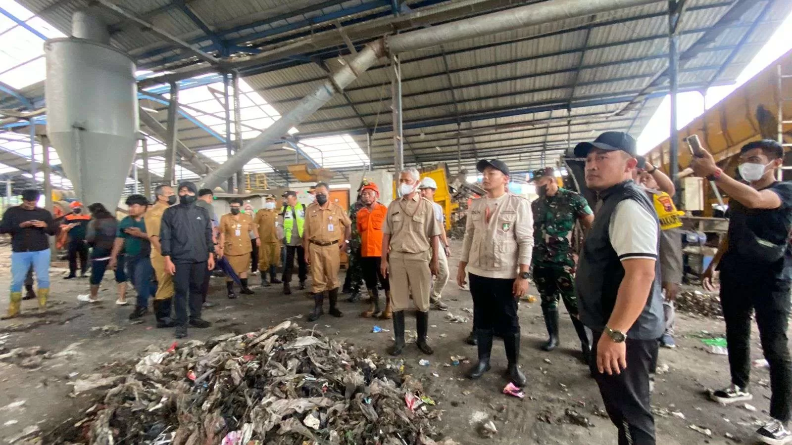 Wali Kota Respati Ardi Turun Tangan Atasi Persoalan Sampah Putri Cempo. (KlikSoloNews/dok)