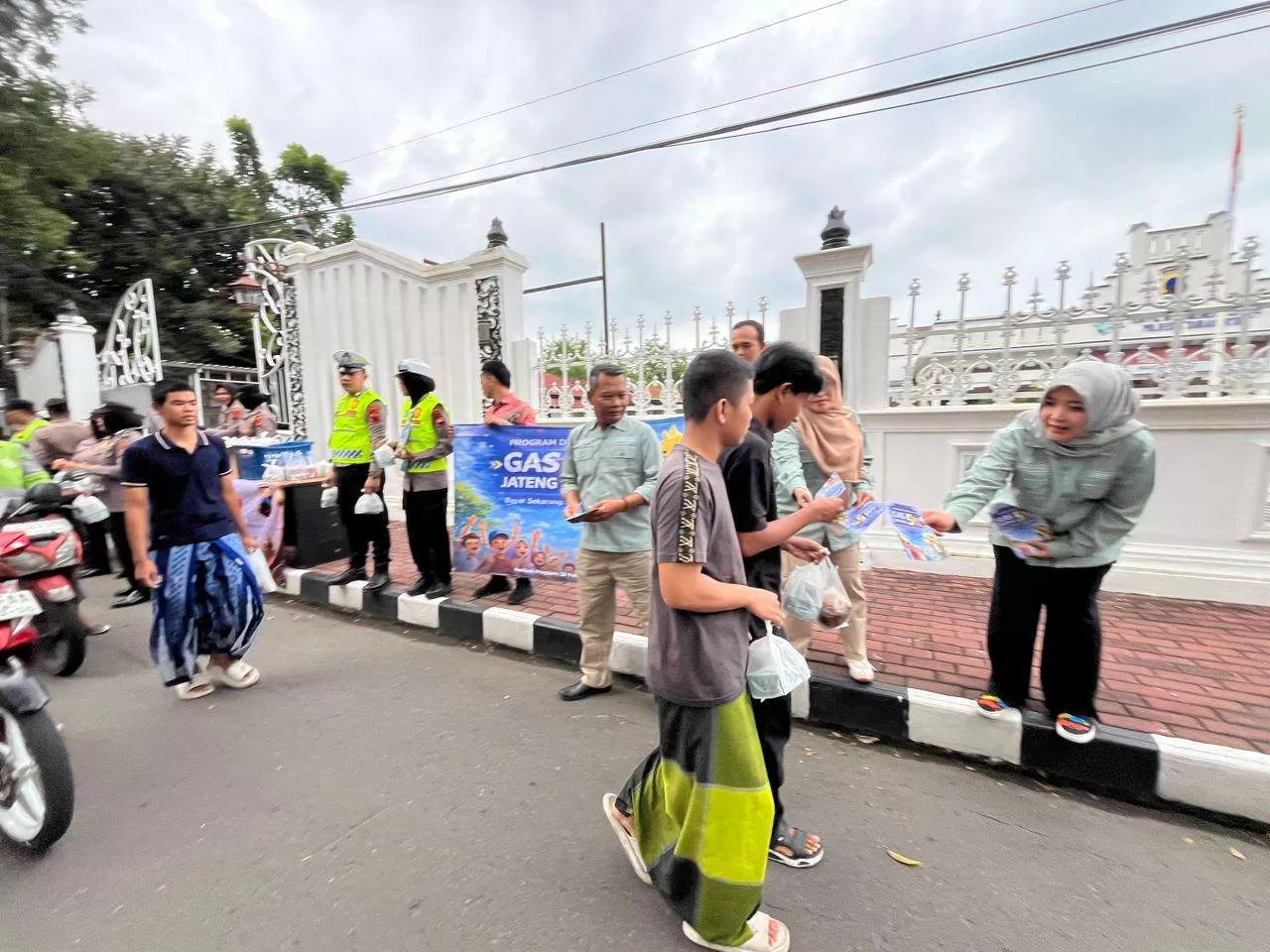 Sosialisasi program Gas Jateng sembaru membagikan takjil di depan Mapolresta Surakarta, Jalan Slamet Riyadi, Selasa (24/2/2026). Bayar Pajak Lebih Hemat! Diskon PKB 5 Persen Berlaku Sampai Desember 2026.(KlikSoloNews/Adhirajasa)