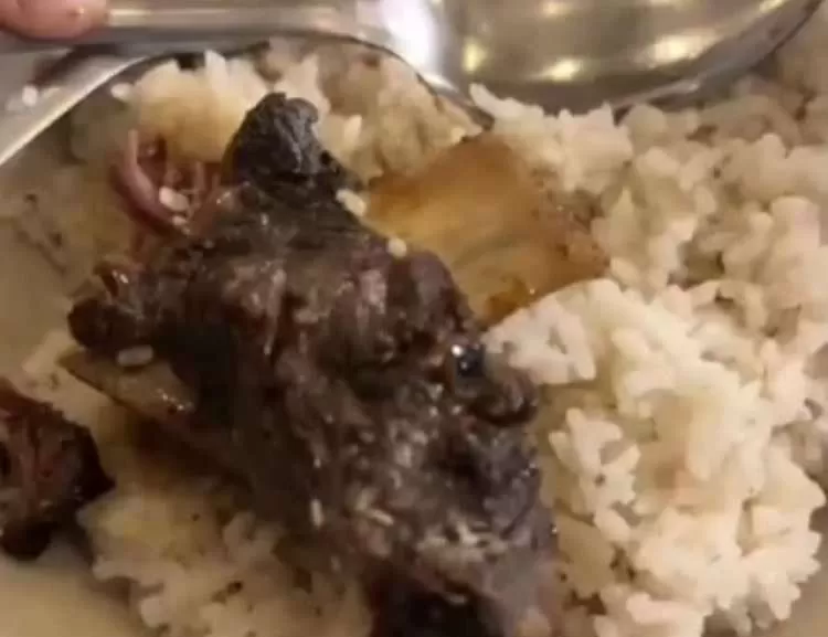 MENJIJIKAN! Viral, Pelanggan Temukan Belatung di Iga Bakar Restoran Populer Jalan Soekarno Hatta Semarang. (KlikSoloNews/dok)