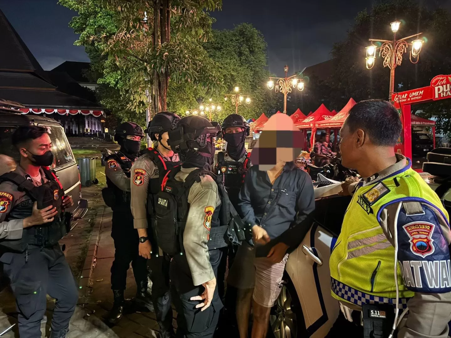 Sempat Serempet Pedagang di Pasar Gede, Pengemudi Feroza Mabuk Diamankan Tim Sparta. (KlikSoloNews/dok)