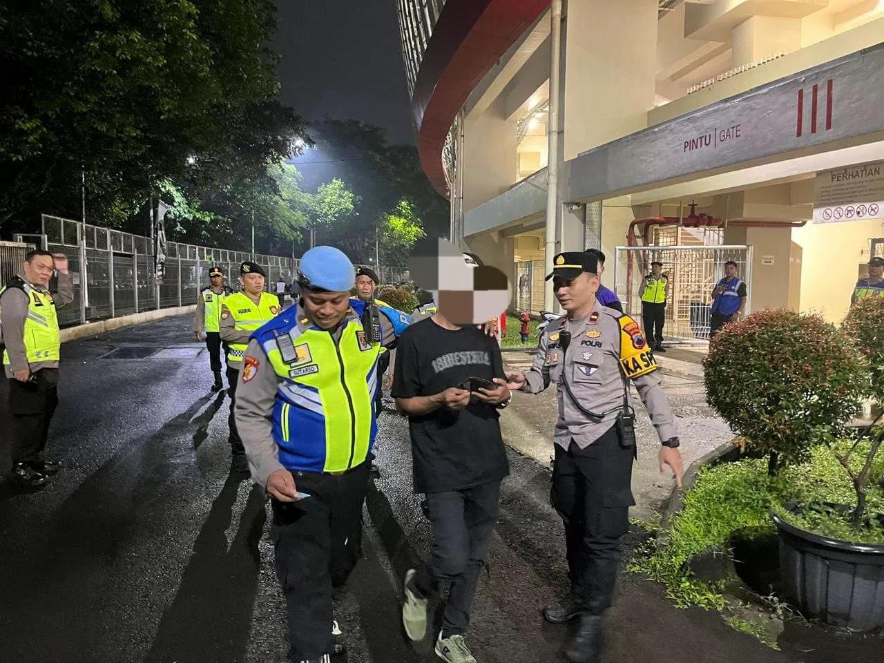 Amankan Laga Persis Solo vs PSBS Biak, Tim Sparta Tindak Suporter Bawa Miras di Stadion Manahan. (KlikSoloNews/dok)
