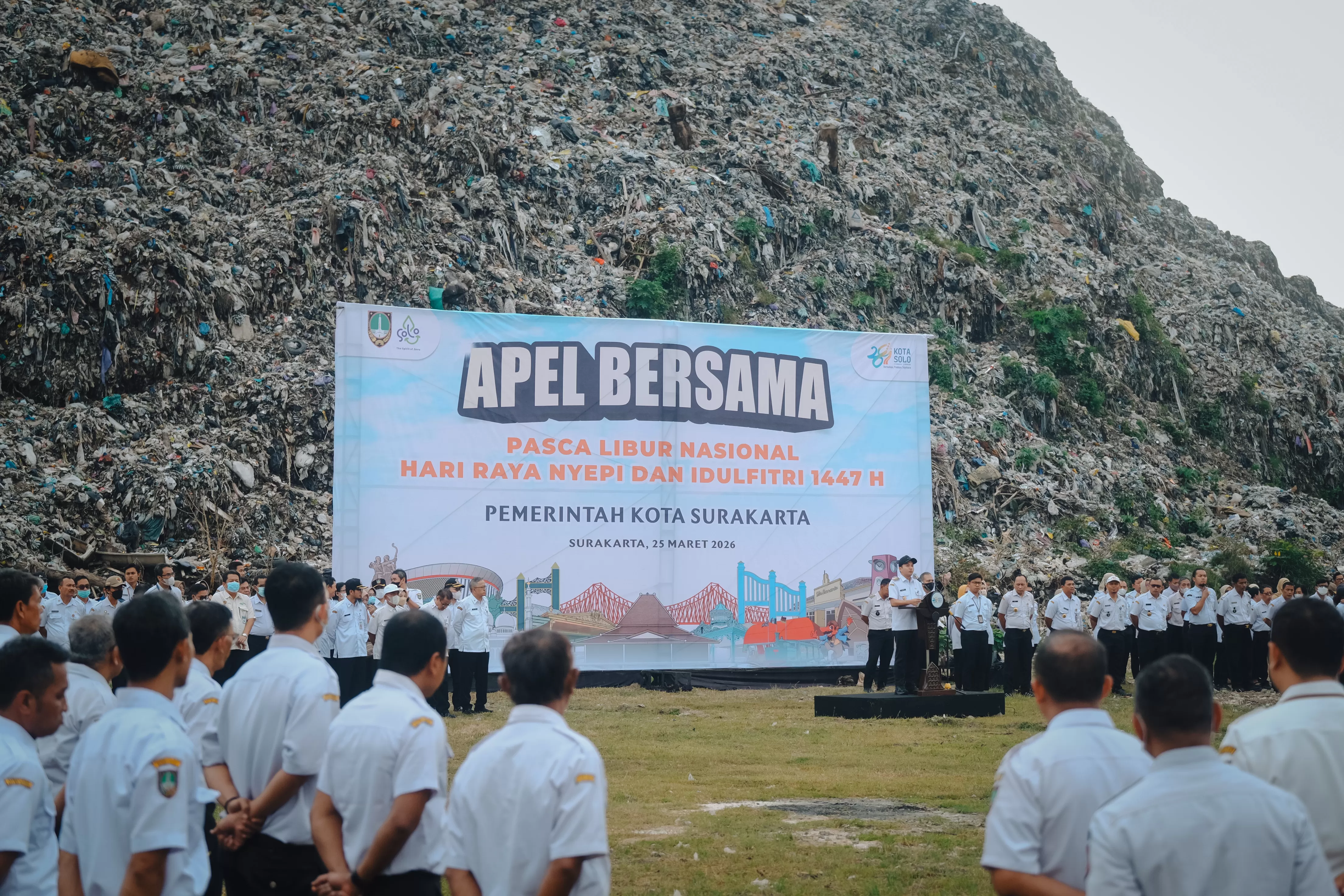 Apel Bersama di Putri Cempo, Wali Kota Respati Ardi Soroti Lonjakan Sampah Usai Lebaran, Tembus 400 Ton per Hari. (KlikSoloNews/dok Pemkot Surakarta)