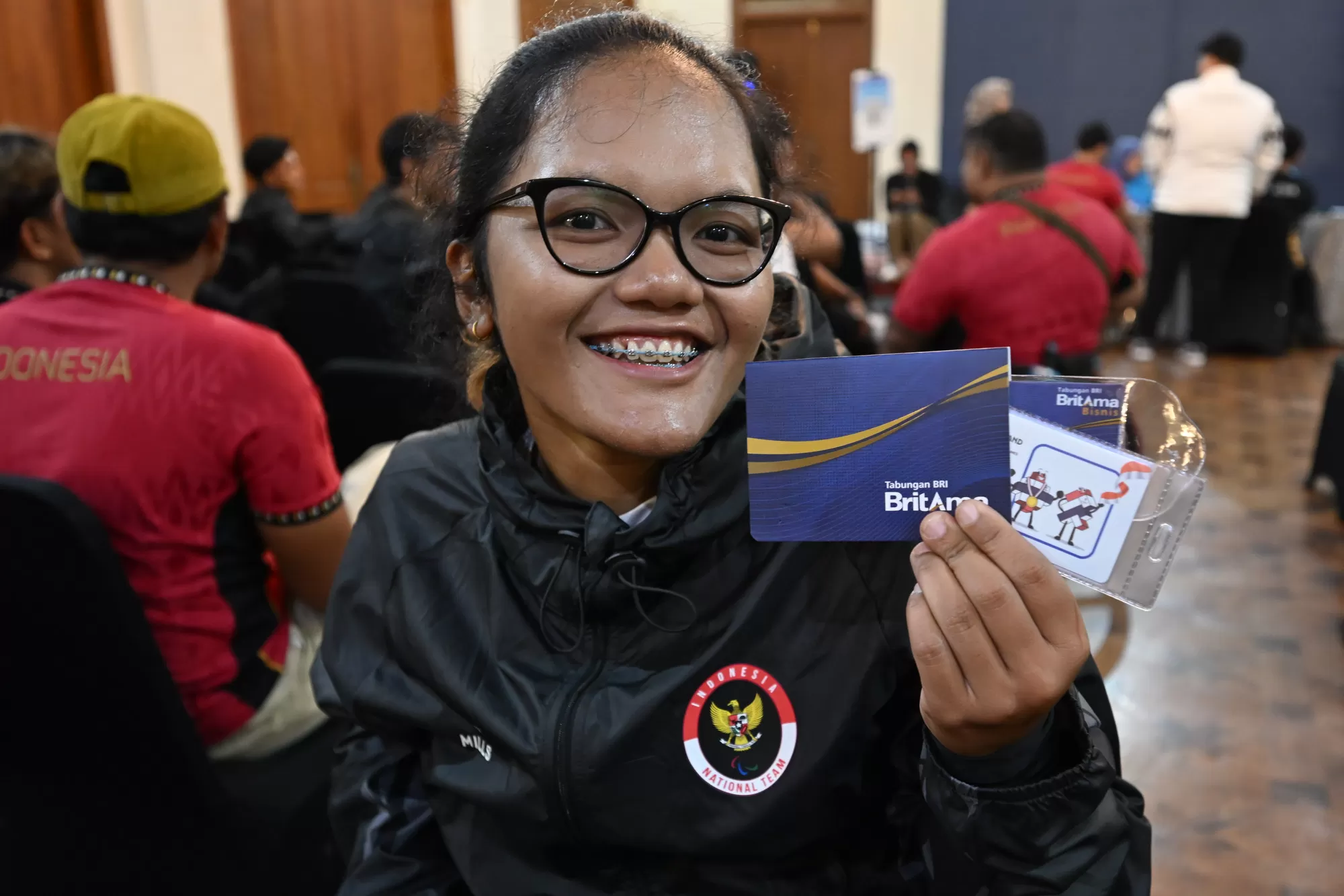 Atlet para panahan Indonesia Teodora Audi menunjukkan buku tabungan setelah proses penyerahan apresiasi untuk para atlet ASEAN Para Games Thailand 2025 di Kusuma Sahid Prince Hotel, Surakarta, Rabu(18/03/2026). Pemerintah memberikan apresiasi senilai hampir 365milyar atas prestasi Indonesia di ASEAN Para Games dengan raihan medali 135 emas, 143 perak dan 114 perunggu. NPC. INDONESIA/Agung Wahyudi