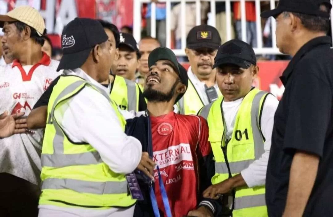 Wartawan, sekaligus CEO Halmaherapost.com, Firjal Usdek saat dipaksa keluar dari tribun Gelora Kie Raha Ternate oleh tim keamanan di pertandingan BRI Super League, Malut United vs PSM, Sabtu (7/3/2026). (KlikSoloNews/dok Foto, halmaherapost)
