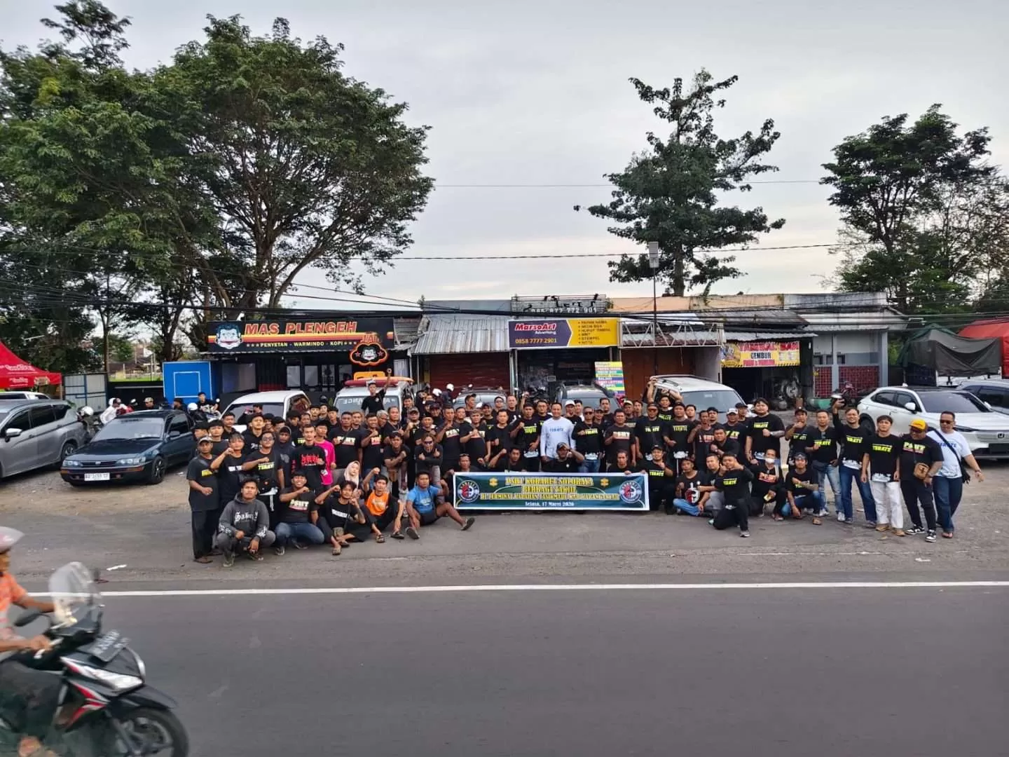PSHT Kobaret Solo Raya Bagikan 1.000 Takjil dan Sembako di Karanganyar, Rutin Digelar Selama 10 Tahun. (KlikSoloNews/dok PSHT Kobaret)
