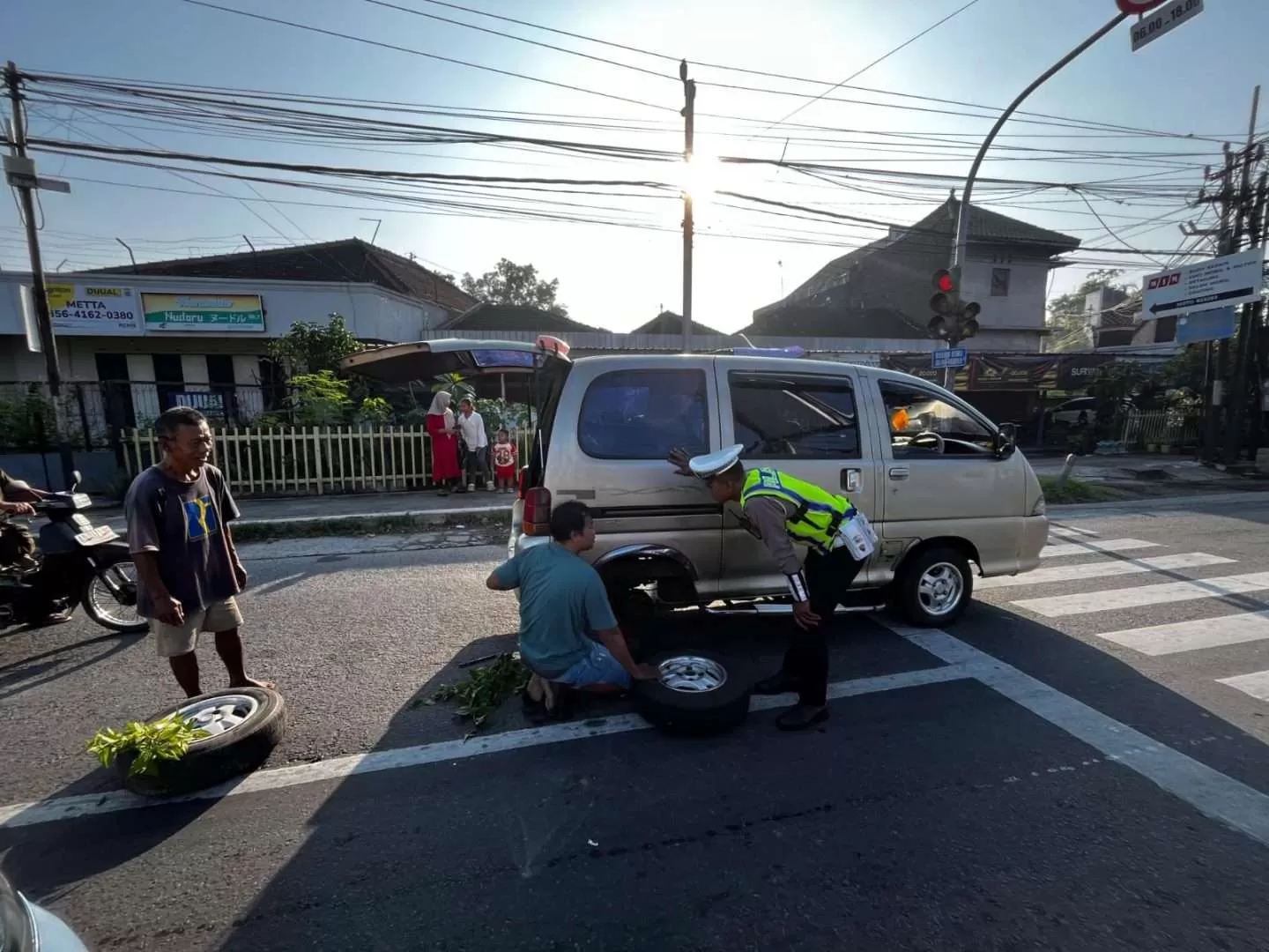 Mobil Pemudik Alami Rem Mengunci di Tengah Jalan Ciu–Telukan, Polisi Sukoharjo Sigap Beri Bantuan (Kliksolonews/dok)