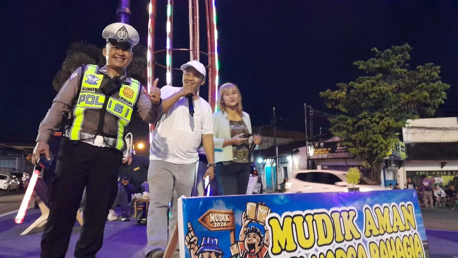 Pospam Polres Sukoharjo Hadirkan Live Musik di Bundaran Kartasura untuk Hibur Pemudik (Kliksolonews/dok)