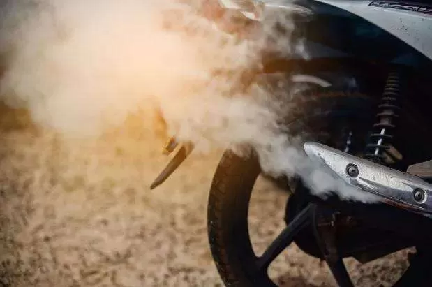 Tips Otomotif: Knalpot Motor Keluar Asap Putih? Ini Penyebab dan Cara Mengatasinya. (KlikSoloNews/dok Suzuki)