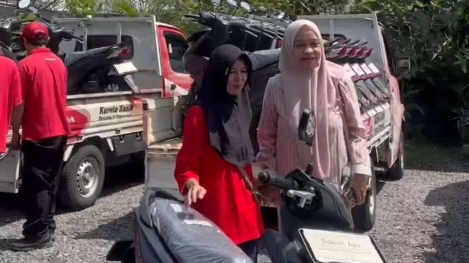 Viral! Pengusaha Rumah Makan di Sukoharjo Bagi THR Motor Baru ke 29 Karyawan. (KlikSoloNews/dok)