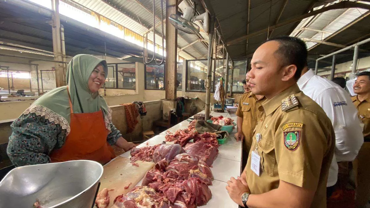 Cek Harga Bapokting Jelang Lebaran, Wali Kota Respati Ardi Ajak Warga Kembali Belanja di Pasar Tradisional. (KlikSoloNews/dok)