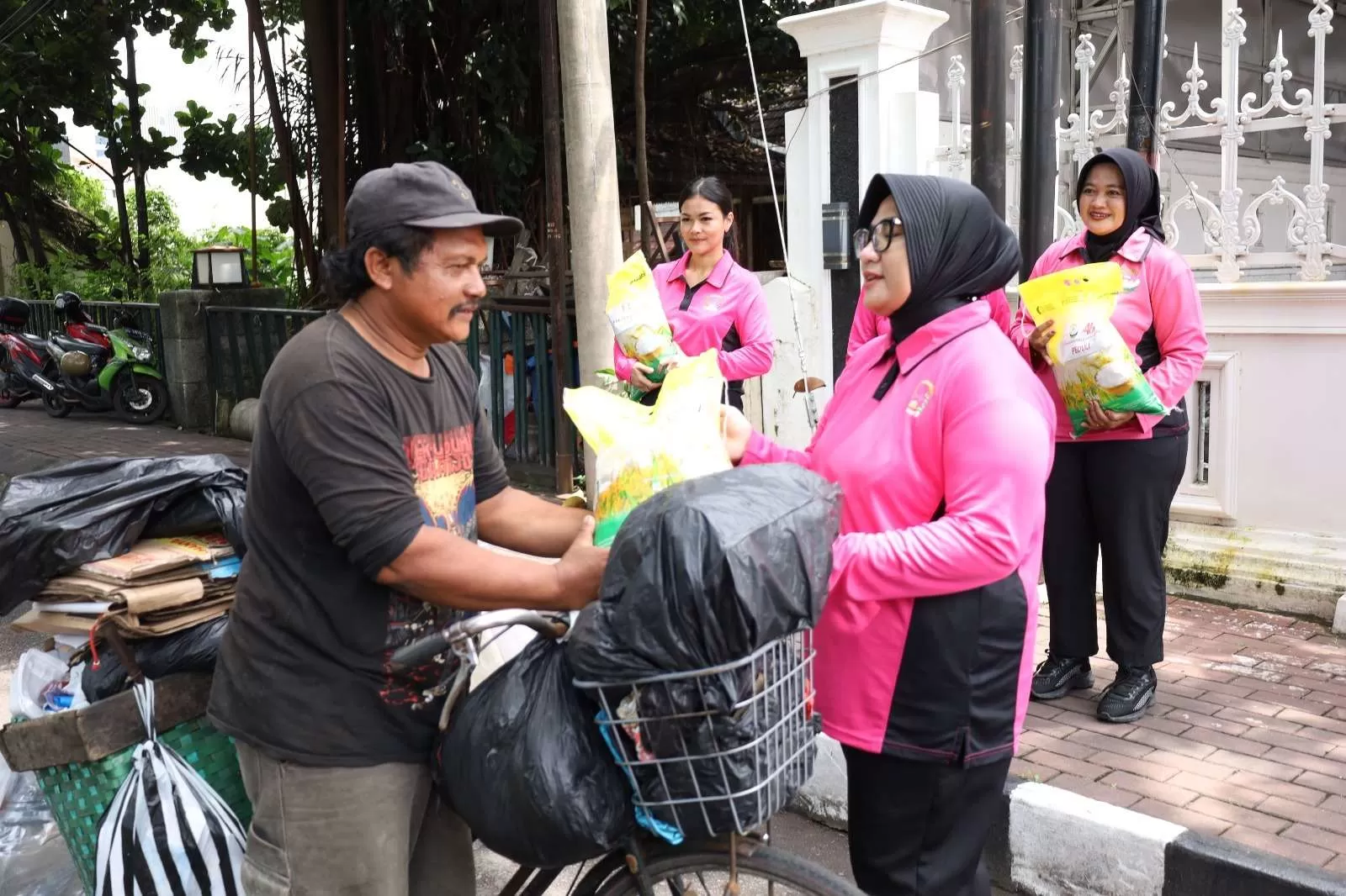 Bhayangkari Cabang Surakarta Gelar Bakti Sosial, Ratusan Paket Sembako Disalurkan untuk Warga Kurang Mampu. (KlikSoloNews/dok)