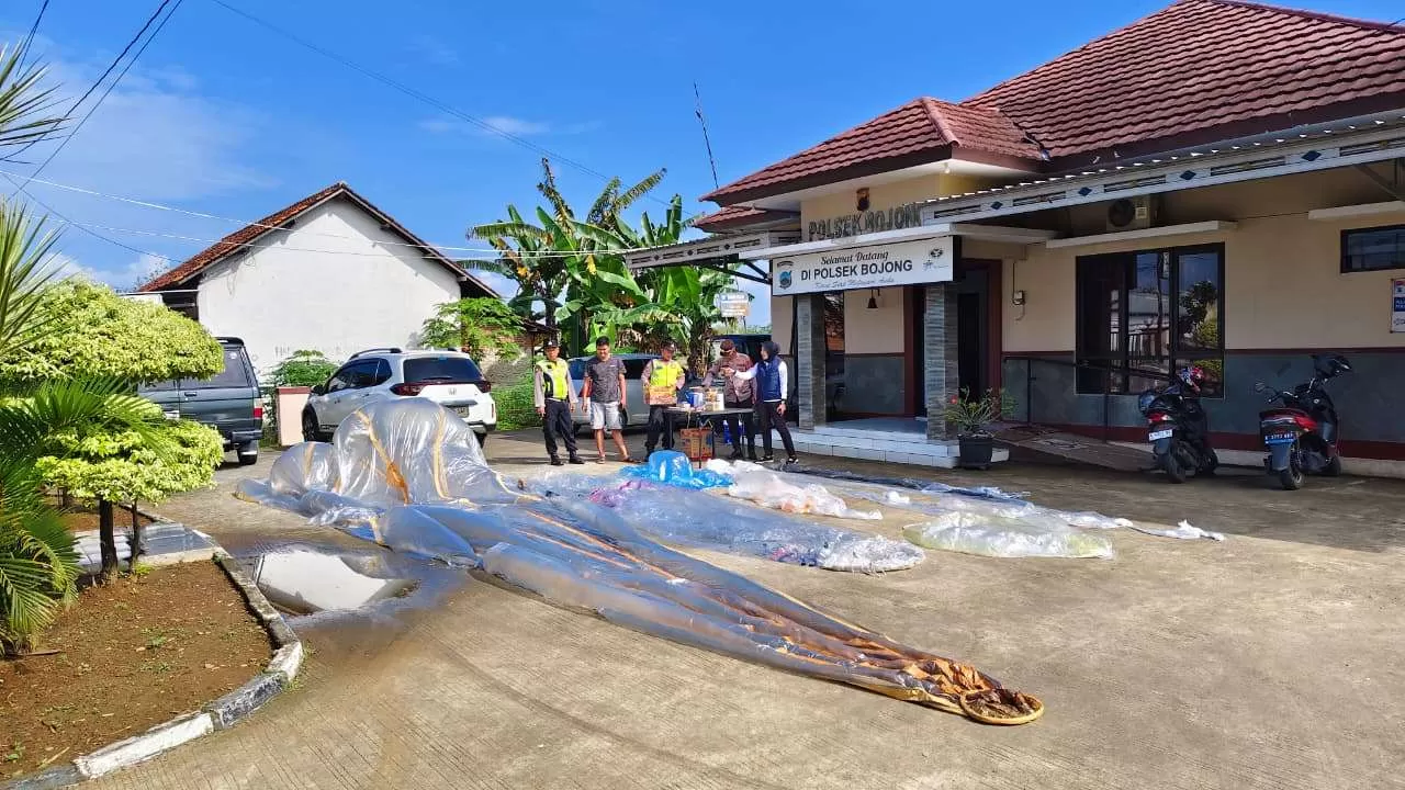 Patroli Gabungan Kedungwuni Amankan Puluhan Balon Udara Liar dan Petasan Jumbo Pasca-Lebaran. (KlikSoloNews/dok)
