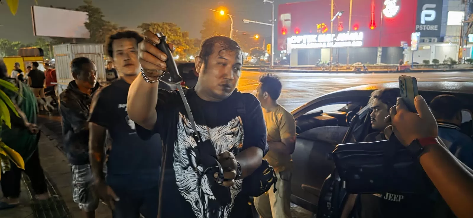 Personel Resmob Polresta Surakarta mengamankan barang bukti. Tragis! Niat Leraikan Duel di Nusukan, Warga Bolon Colomadu Jadi Korban Penusukan. (KlikSoloNews/dok)