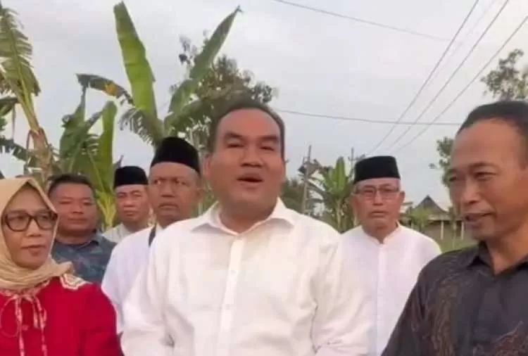 Jalan Rusak Viral, Warga Blora Patungan Perbaiki! Bupati Arief Rohman Malah Ndompleng Cek Lokasi dan Bikin Konten Minta Maaf. (KlikSoloNews/dok)