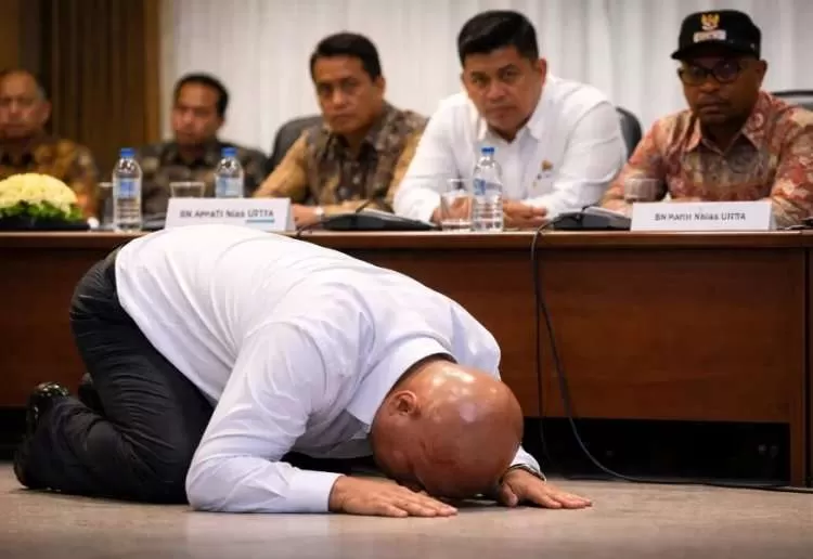 Bupati Nias Utara Bersujud di Forum Nasional: Kami Sudah Capek Miskin! 157 Titik Tanpa Listrik, 42 Blank Spot Internet. (KlikSoloNews/dok)