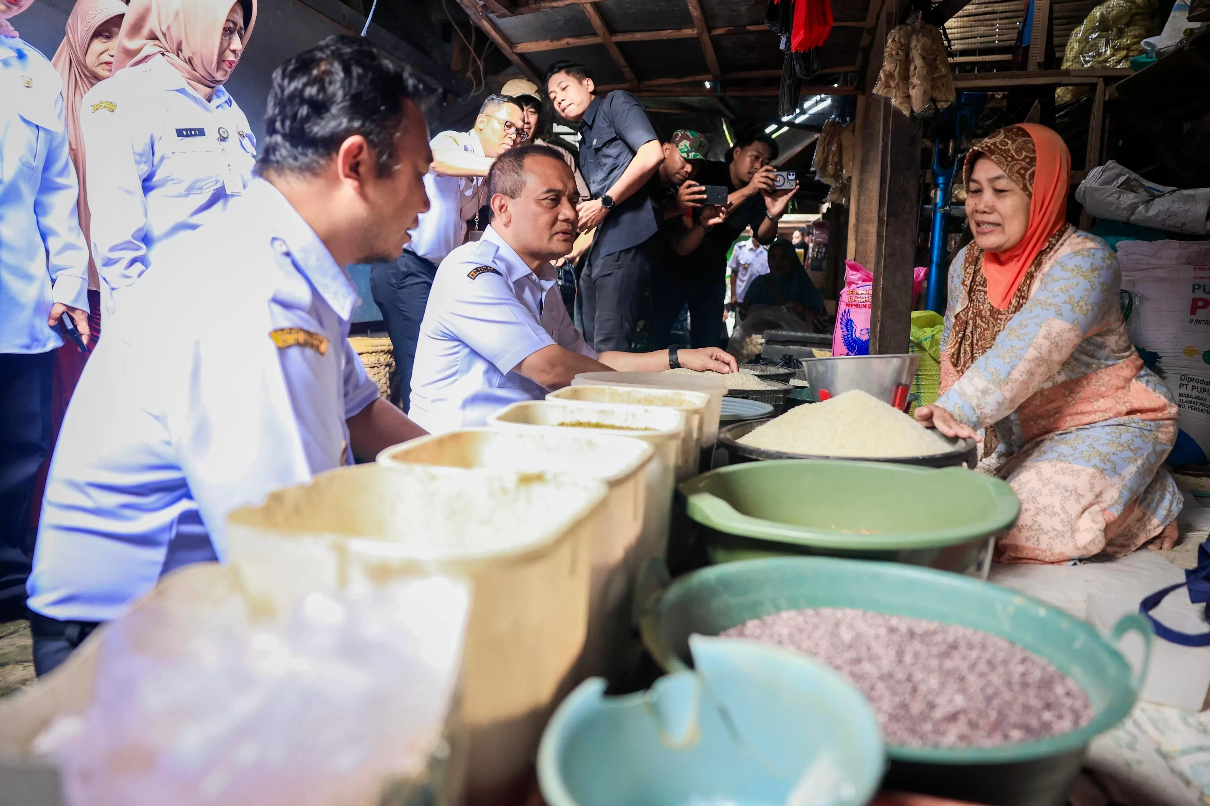 Ahmad Luthfi Cek Harga di Pasar Gondang Sragen, Pastikan Stok Pangan Aman Jelang Lebaran 2026. (KlikSoloNews/dok Pemprov Jateng)