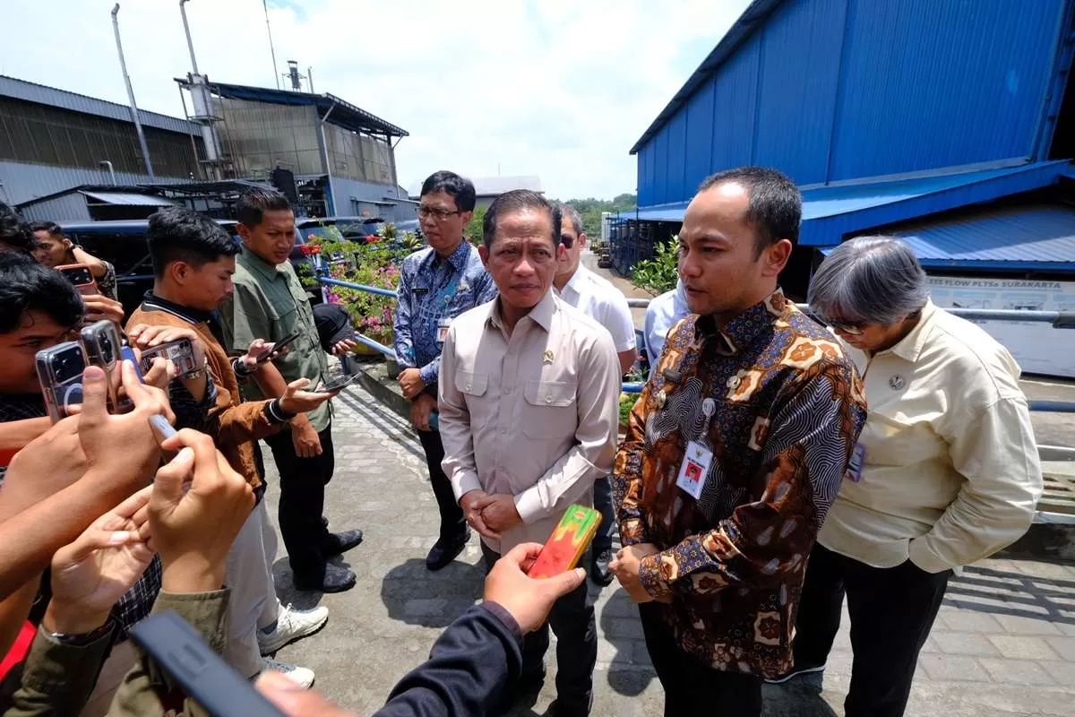 Wali Kota Respati Ardi dan Menteri Lingkungan Hidup Tinjau TPA Putri Cempo, Fokus Hentikan Open Dumping dan Optimalkan PLTSA. (KlikSoloNews/dok Pemkot Surakarta)