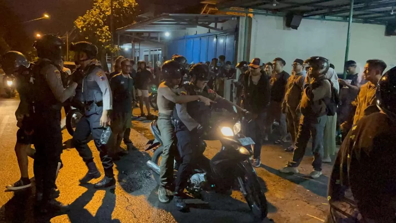 Diduga Mabuk Ciu, Dua Pemuda Sukoharjo Alami Kecelakaan di Jalan Samanhudi Solo. (KlikSoloNews/dok)