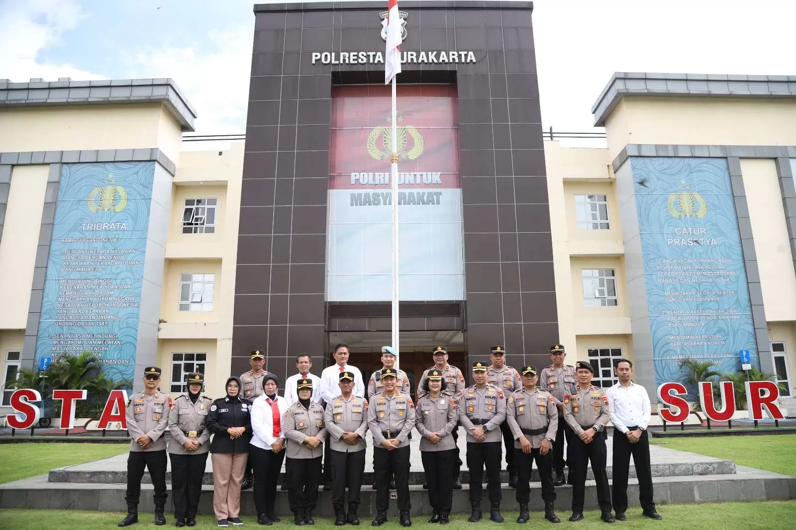 AKBP Monika Rusmiati Terima Kenaikan Pangkat Pengabdian, Kapolresta Surakarta Apresiasi Dedikasi Personel. (KlikSoloNews/dok)