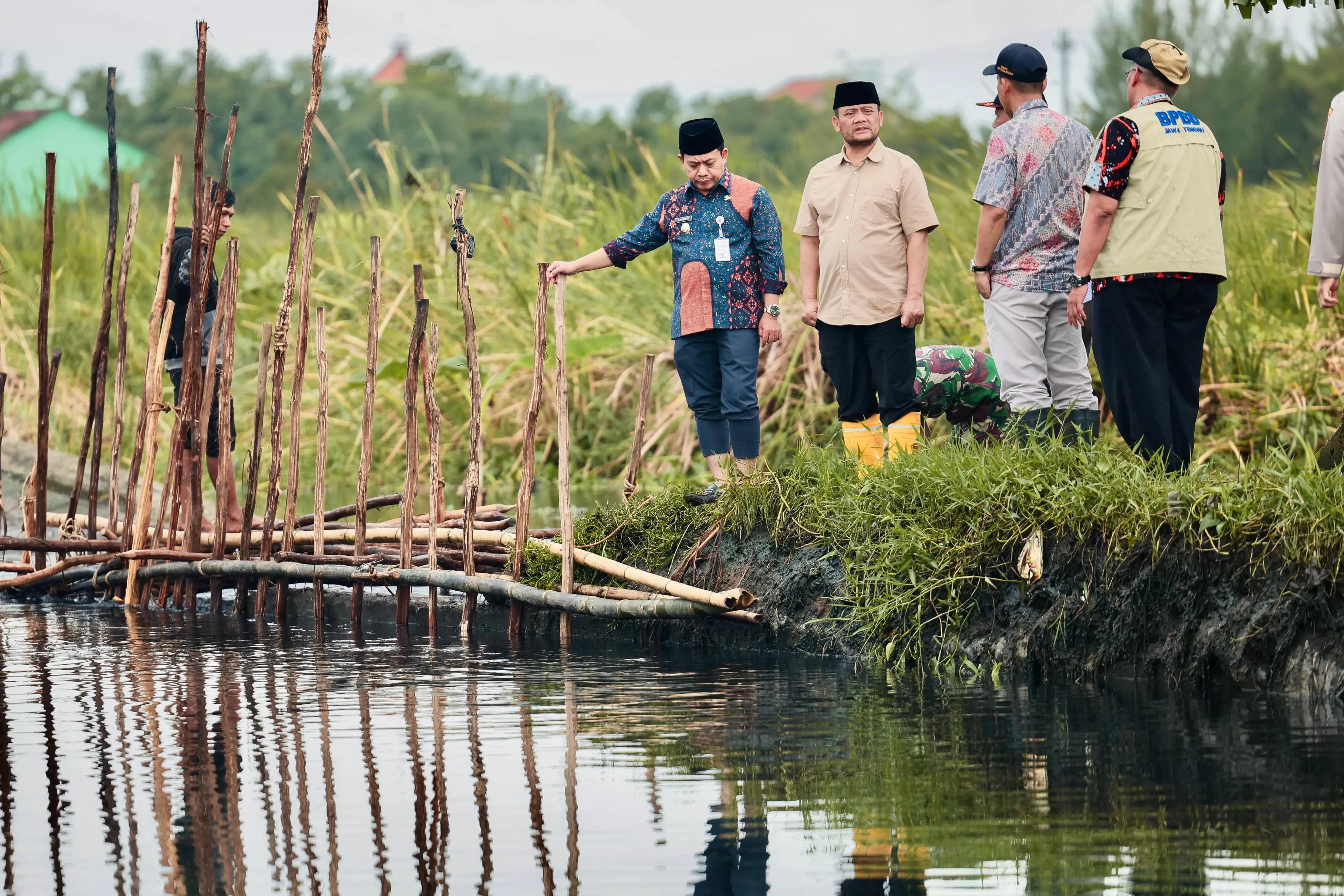 Cek Tanggul Jebol di Pekalongan, Ahmad Luthfi Pastikan Penanganan dan Normalisasi Sungai Bremi. (KlikSoloNews/dok Pemprov Jateng)