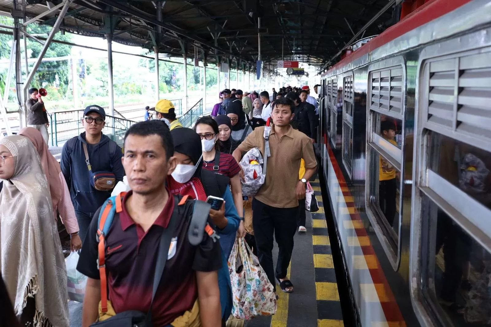 Arus Balik Lebaran: Stasiun Yogyakarta dan Solo Balapan Terpadat, Ini Data Penumpang H+4 Lebaran. (KlikSoloNews/dok)