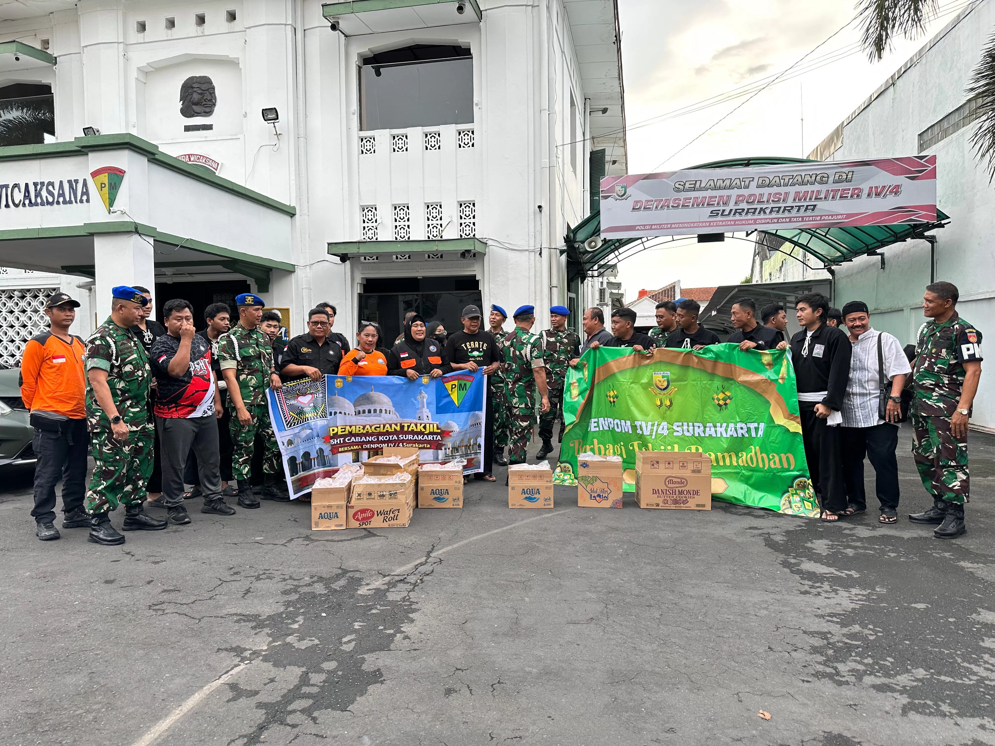 PSHT Surakarta dan Denpom IV/4 Berbagi 1.000 Takjil, Wujud Kepedulian di Bulan Ramadan. (KlikSoloNews/dok)