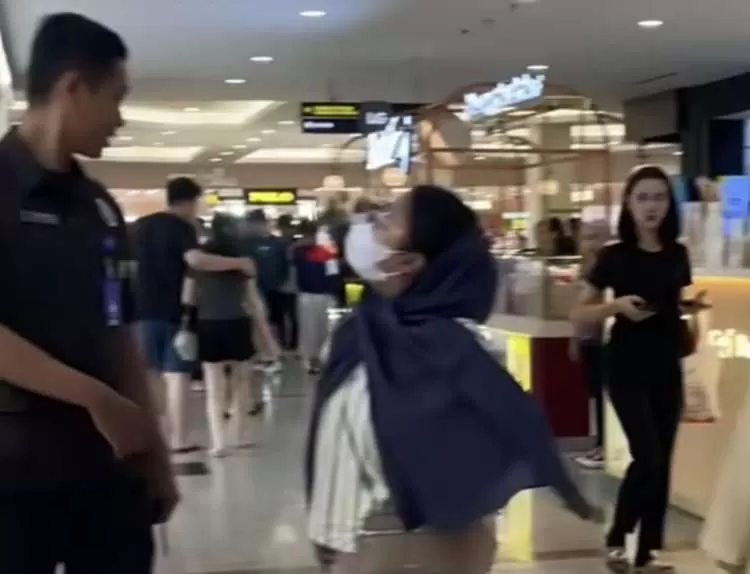 Viral Adu Mulut di Pakuwon Mall Surabaya, Emak-emak Tantrum Omeli Satpam AEON. (KlikSoloNews/dok)