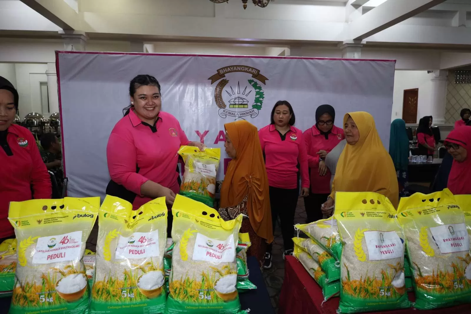 Polresta Surakarta dan Bhayangkari Gelar Buka Puasa Bersama, Bagikan Sembako dan Santunan untuk Warga dan Supeltas. (KlikSoloNews/dok)