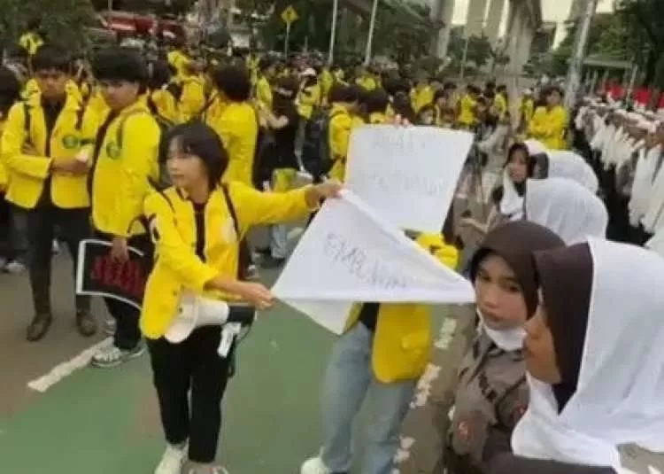Mahasiswi UI Tulis ‘Pembunuh’ di Sorban Polwan saat Aksi, Kampus Beri Klarifikasi. (KlikSoloNews/dok)