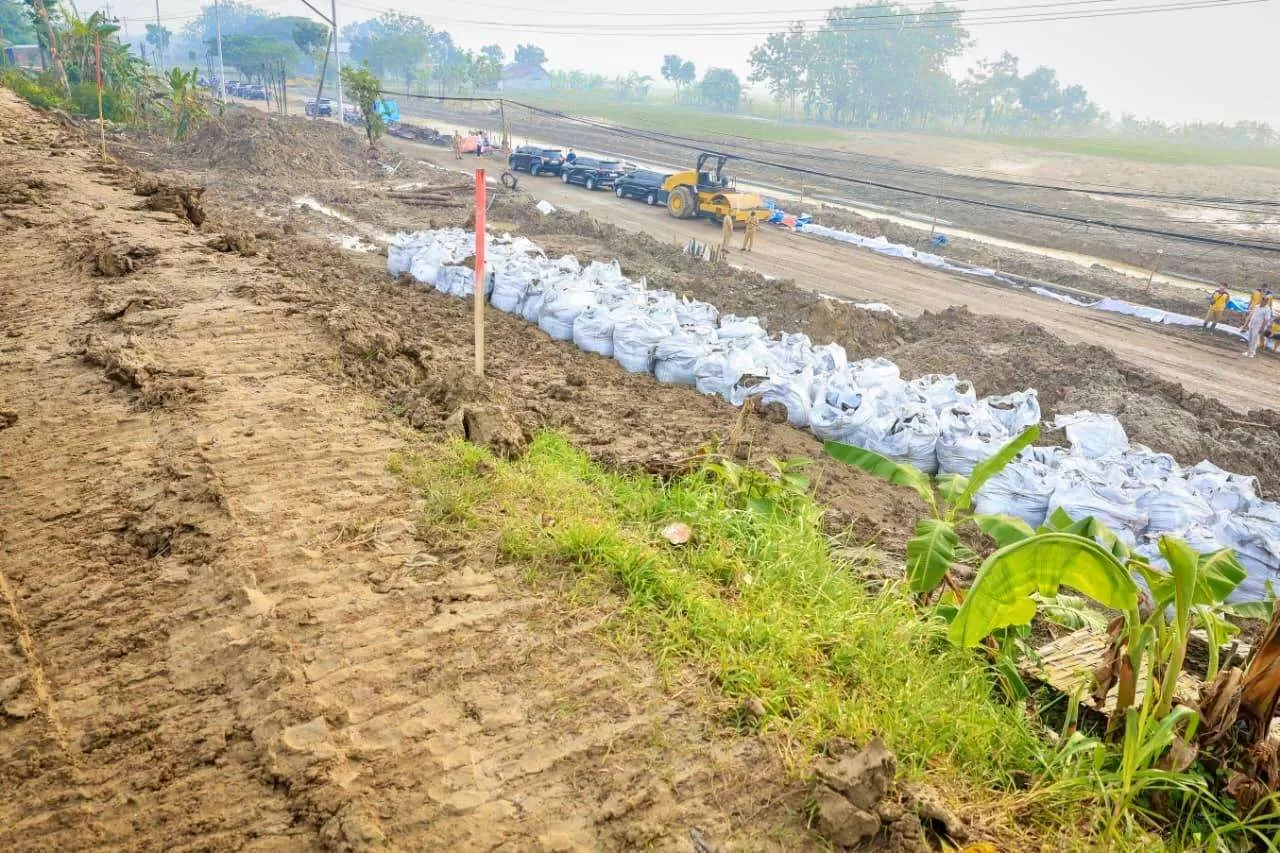 Tanggul Sungai Tuntang Retak, Pemprov Jateng Desak BBWS Pemali Juana Percepat Perbaikan. (KlikSoloNews/dok Pemprov Jateng)