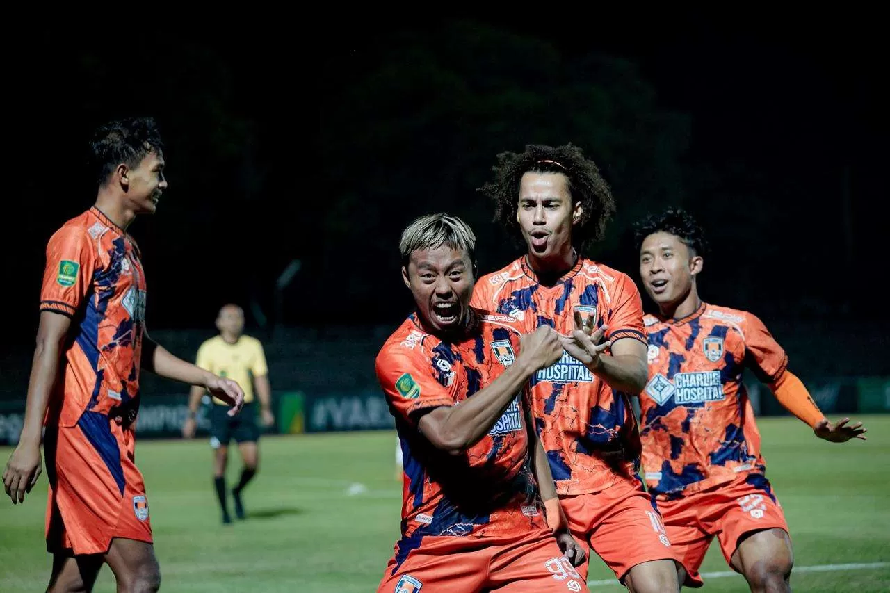 Kushedya Hari Yudo Main dengan Lengan Patah di Sriwedari, Stefan Keeltjes: Saya Salut Etor Kerja Yudo. (KlikSoloNews/dok)