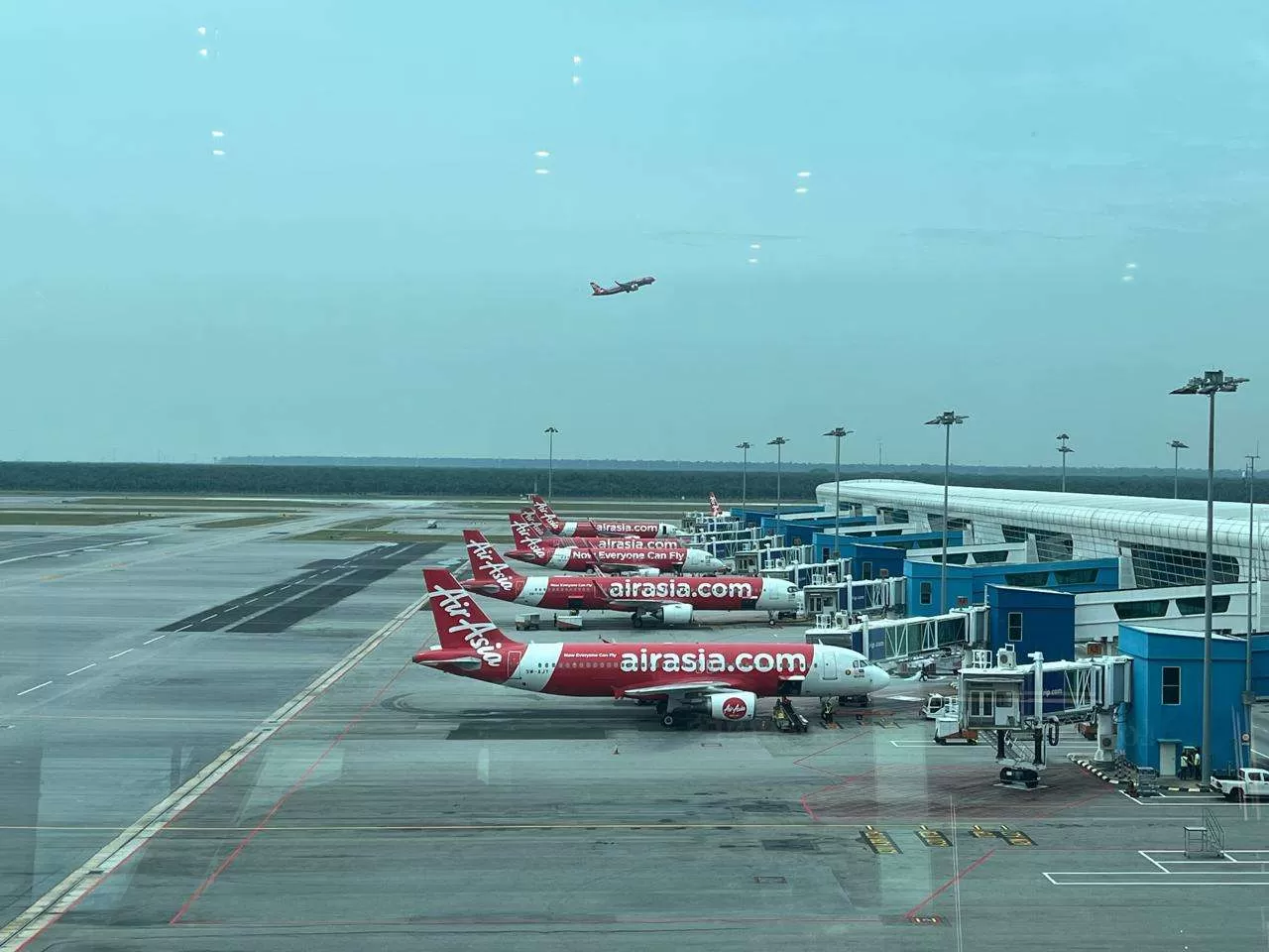 Harga Avtur Dunia Naik, AirAsia Terapkan Biaya Tambahan untuk Penumpang. (KlikSoloNews/Adhirajasa)
