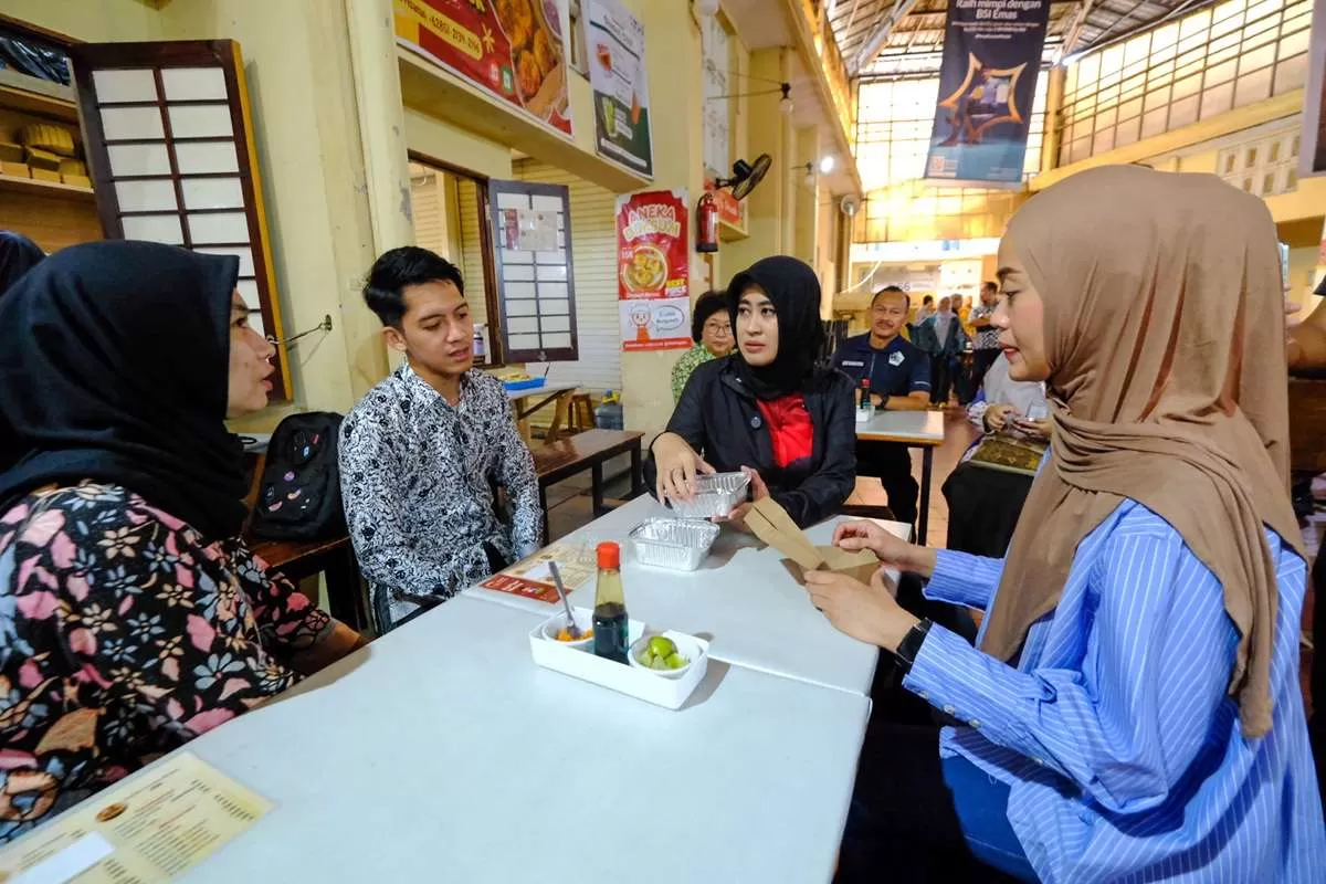 Astrid Widayani Tinjau Pasar Gede Solo, Dorong Pedagang Kurangi Penggunaan Plastik. (KlikSoloNews/dok Pemkot Surakarta)