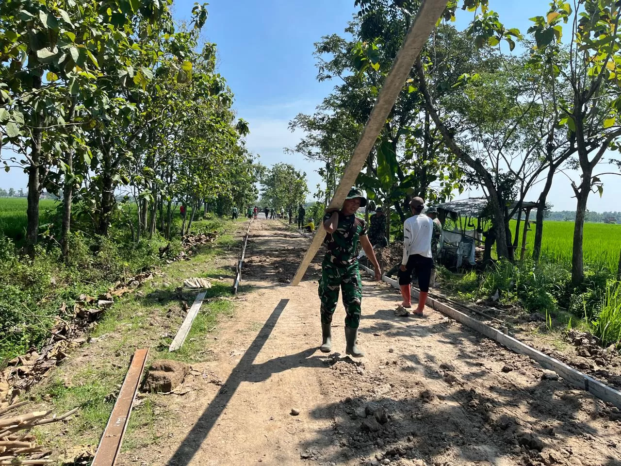Satgas TMMD Sragen Bersama Warga Pasang Bekisting untuk Betonisasi Jalan Desa Puro. (KlikSoloNews/dok)