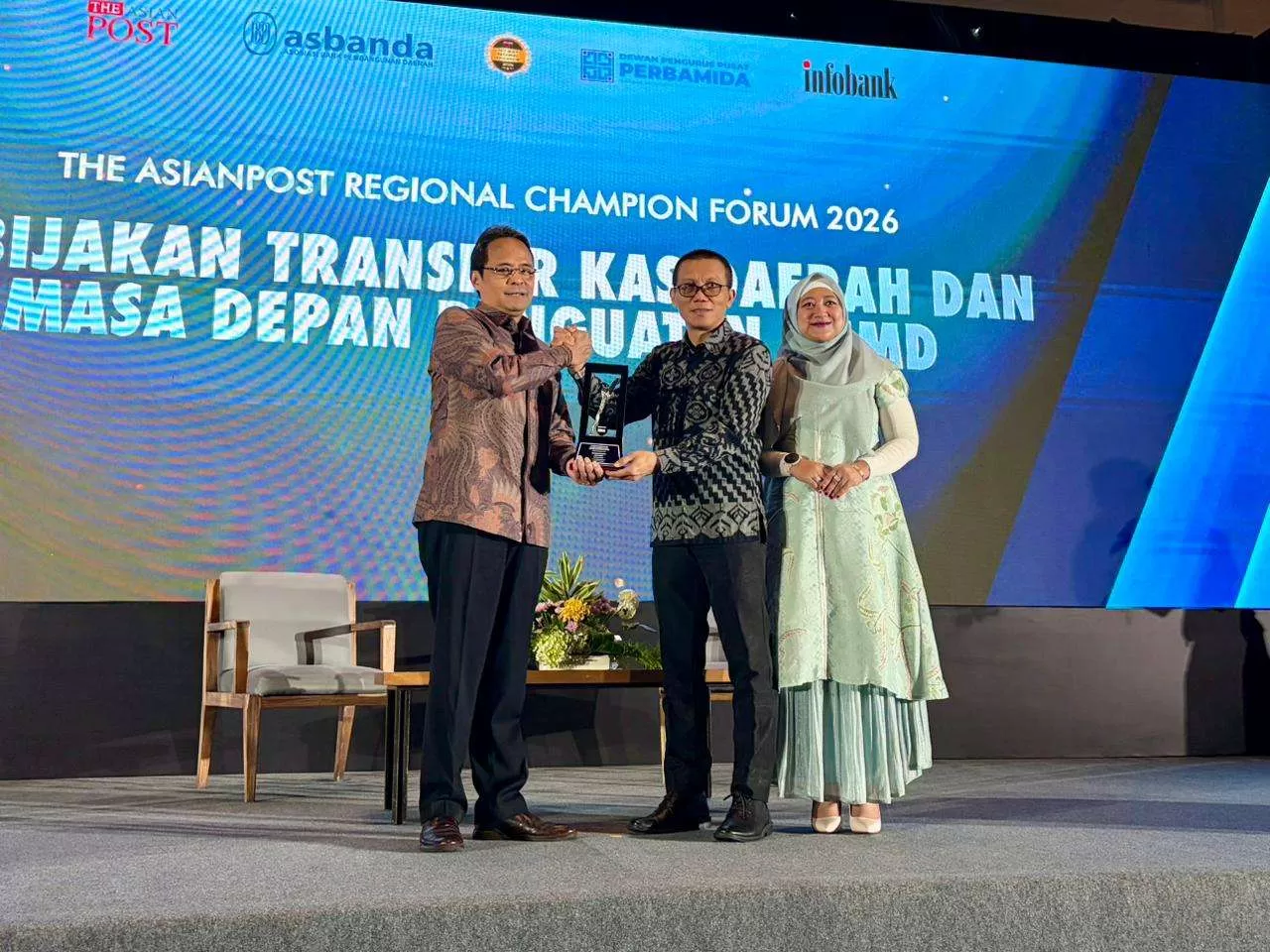 Ketua Umum Asosiasi Bank Pembangunan Daerah (Asbanda), Agus H Widodo dalam forum The Asian Post Best Regional Champion 2026 yang diselenggarakan di Solo, Kamis (16/4/2026).(KlikSoloNews/Dok Asbanda). 