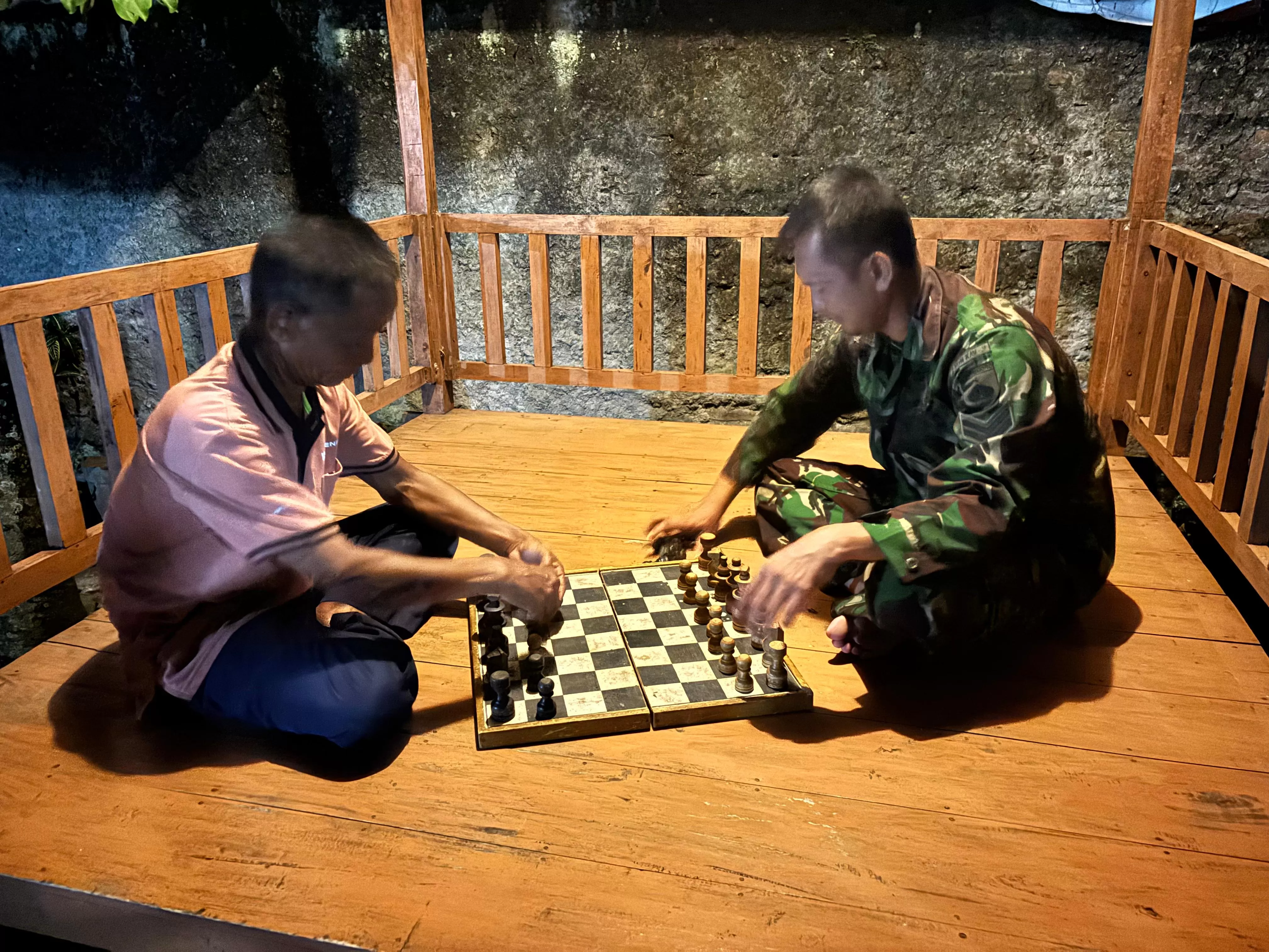 Suasana Akrab TMMD Sragen, Anggota TNI dan Warga Asyik Bermain Catur di Desa Puro. (KlikSoloNews/dok)