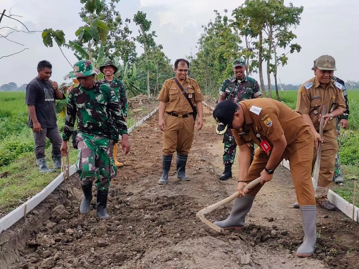 TMMD Sragen, cor blok jalan 1100 meter, Karangmalang Sragen, Desa Puro, akses petani, pembangunan jalan desa, Gunung Lawu, ekonomi desa Sragen. (KlikSoloNews/dok)