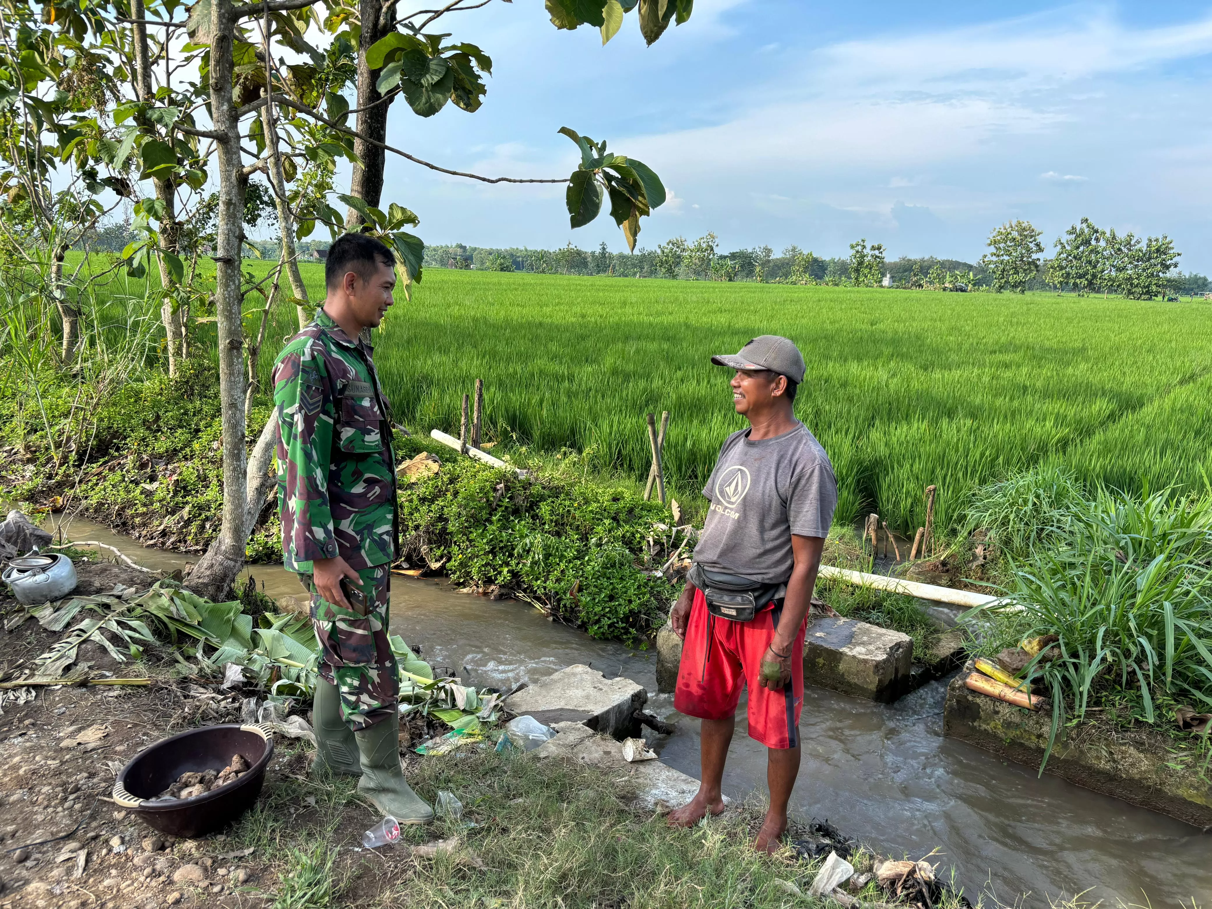 Humanis, Sertu Sunardi TMMD Sragen Serap Aspirasi Petani di Tengah Istirahat Siang. (KlikSoloNews/dok)