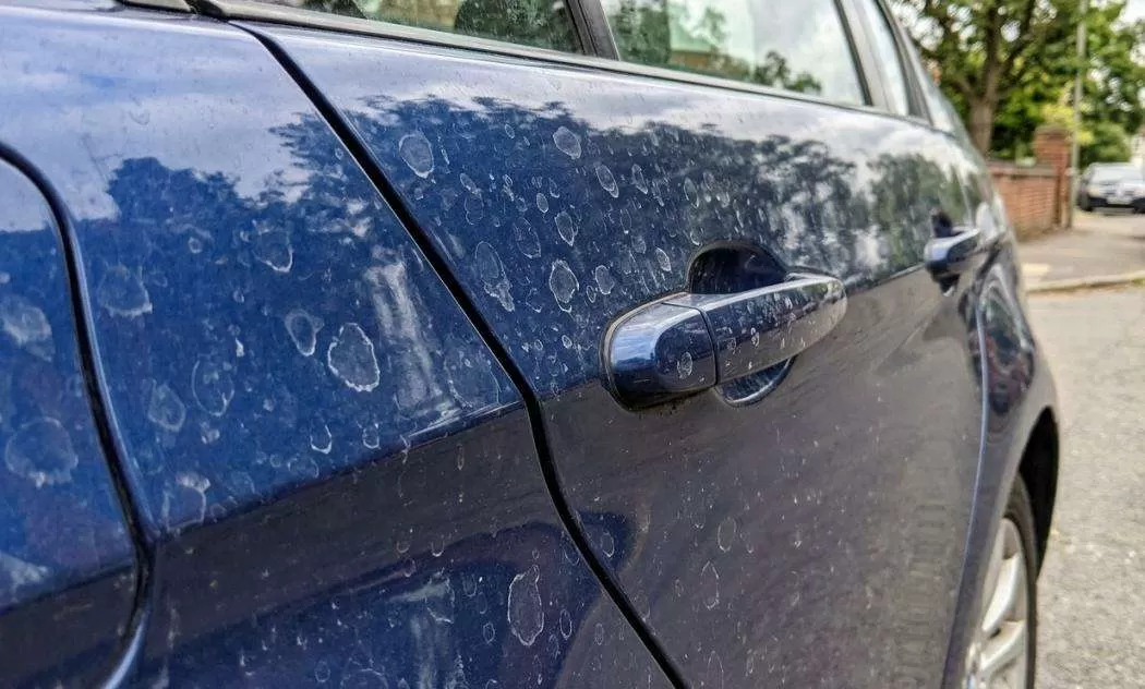 Cara Mengatasi Cat Mobil Berjamur Tanpa Perlu ke Bengkel, Mudah dan Hemat!. (KlikSoloNews/dok Ilustrasi AI)