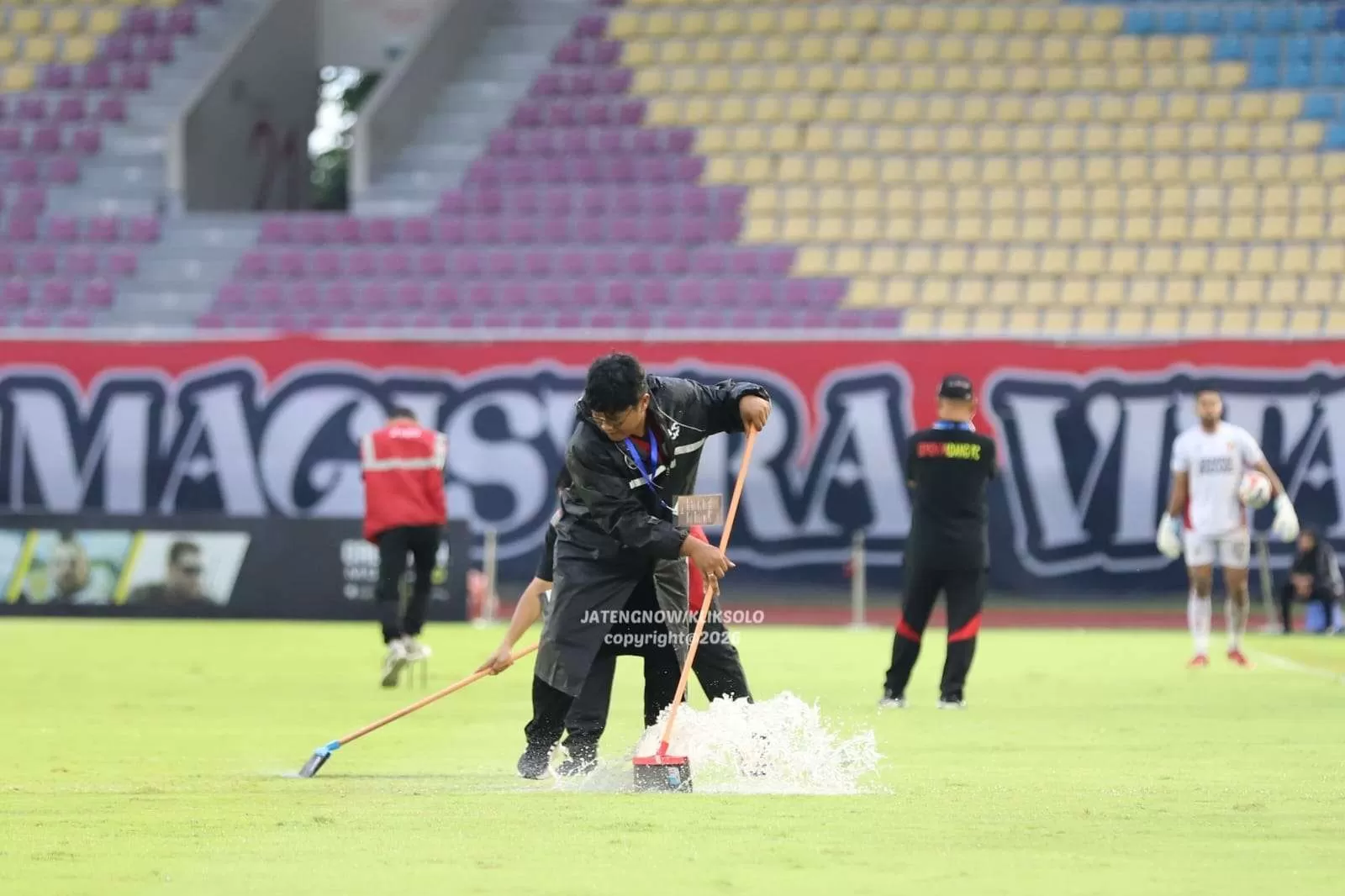 Laga Persis Solo vs Semen Padang Lapangan Stadion Manahan Tergenang, Andre Rosiade: Kayak Sawah! (KlikSoloNews/Benediktus Candra)