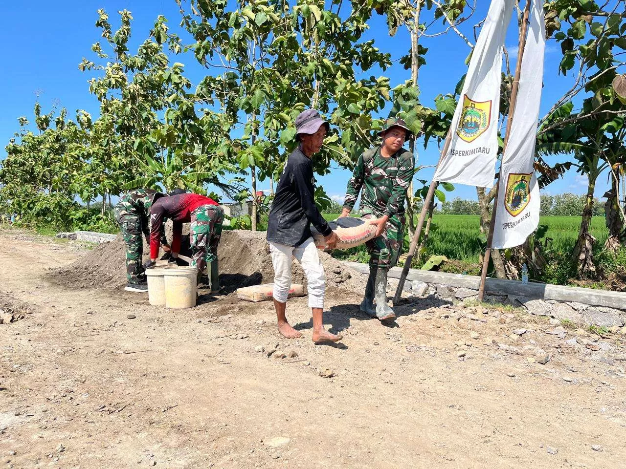 Antusias Warga Desa Puro, Gotong Royong Bersama TNI Percepat TMMD Sragen. (KlikSoloNews/dok)