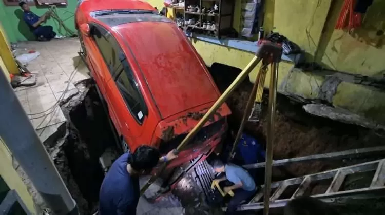 Mobil Terperosok ke Septic Tank 3 Meter di Depok, Evakuasi Dramatis 12 Jam. (KlikSoloNews/dok)