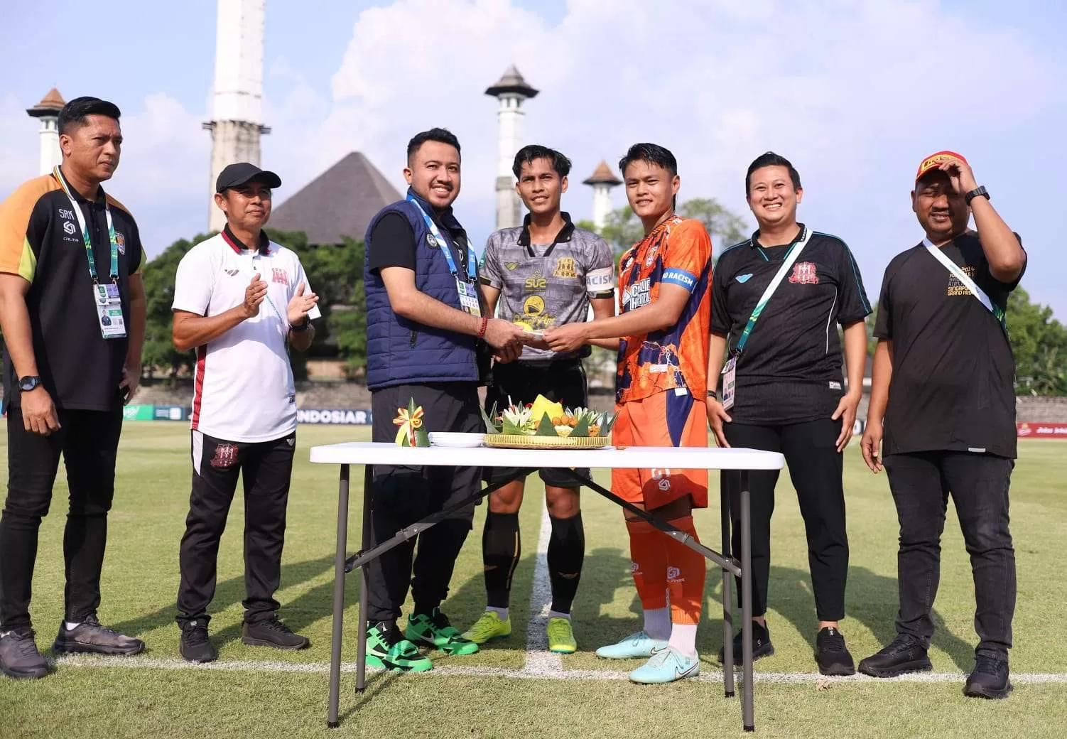 PSSI Rayakan HUT ke-96 di Stadion Sriwedari, Seremoni Tumpeng Warnai Laga Deltras vs Kendal Tornado. (KlikSoloNews/dok)