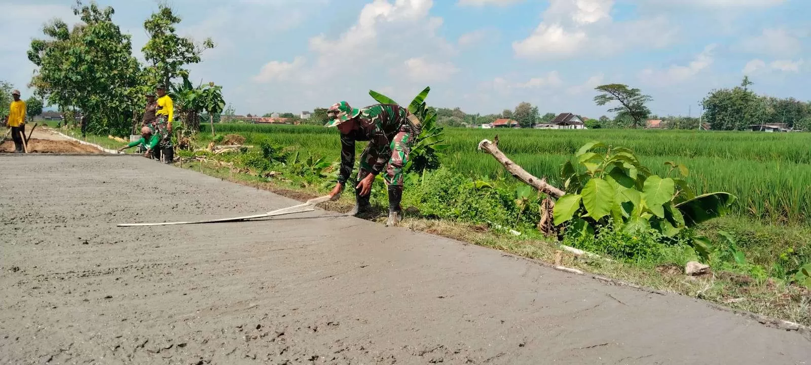 Warga dan Satgas TMMD Kebut Betonisasi Jalan di Desa Puro Sragen, Roskam 120 Cm Jadi Alat Andalan. (KlikSoloNews/dok)
